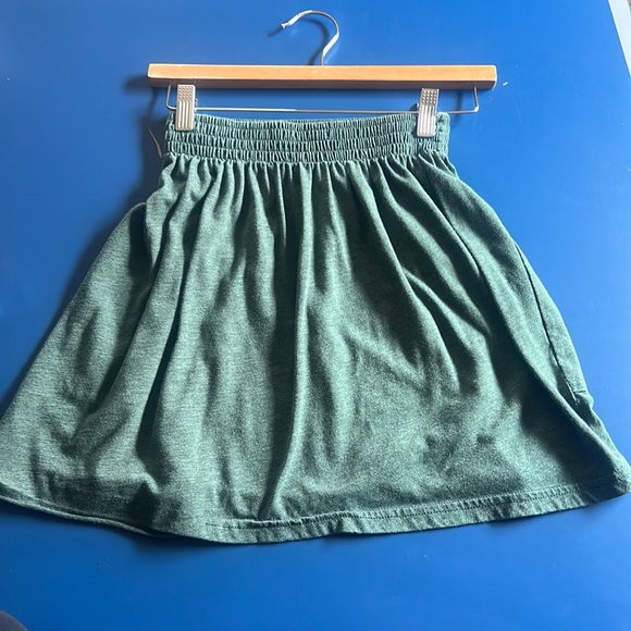 green skirt with side pockets - Picture 2 of 2